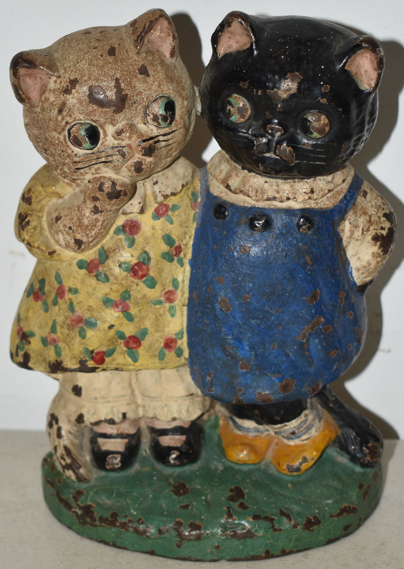 PAINTED CAST IRON KITTENS DOORSTOP (1 of 2)