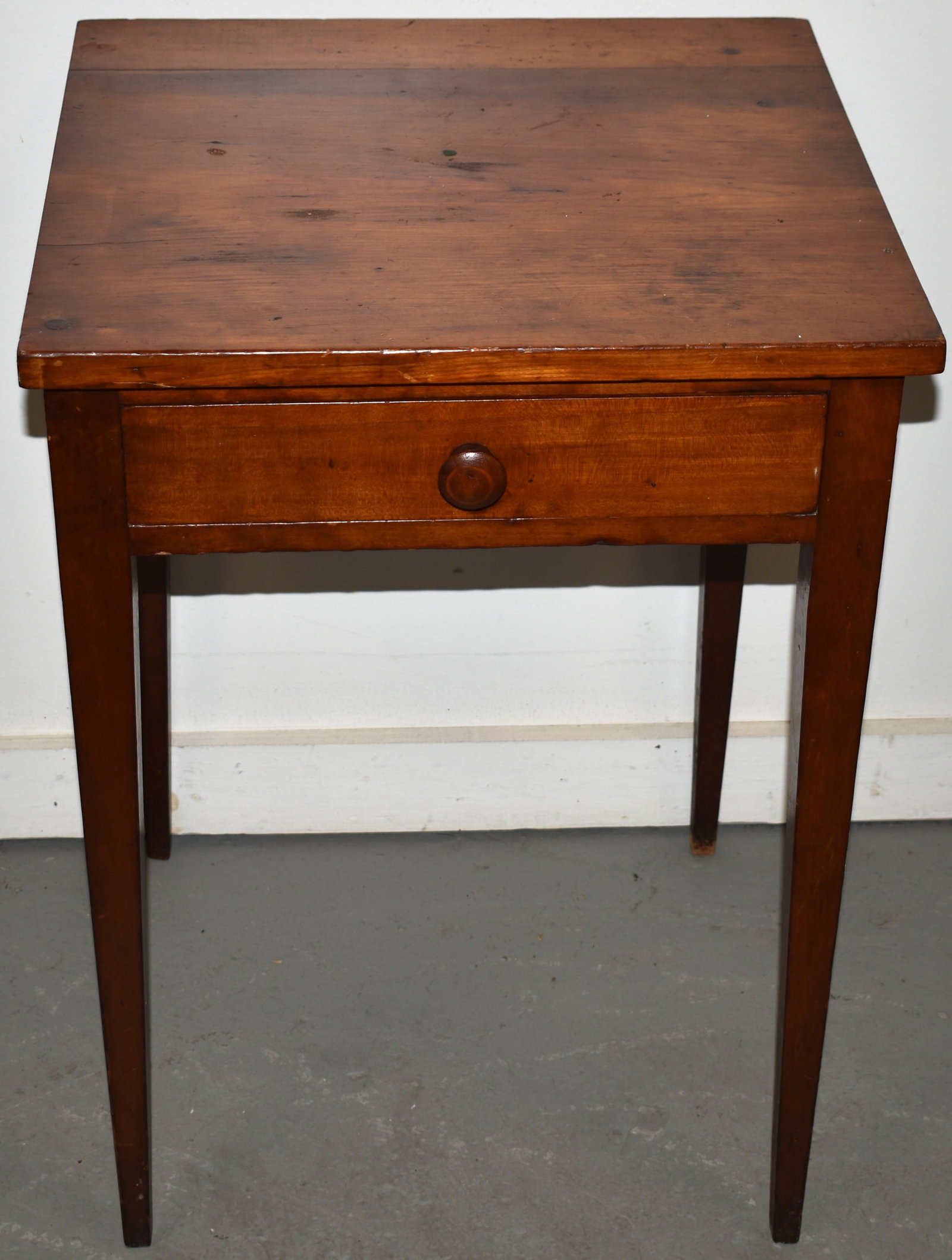 N.E. COUNTRY HEPPLEWHITE 1 DRAWER STAND: 19TH CENT HEPPLEWHITE 1 DRAWER STAND ON TAPERED LEGS IN NATURAL FINISH - 27 1/4" T - TOP 17 3/4" X 18 3/4" - SPLIT IN TOP & REPAIRS - WEAR & IMPERFECTIONS