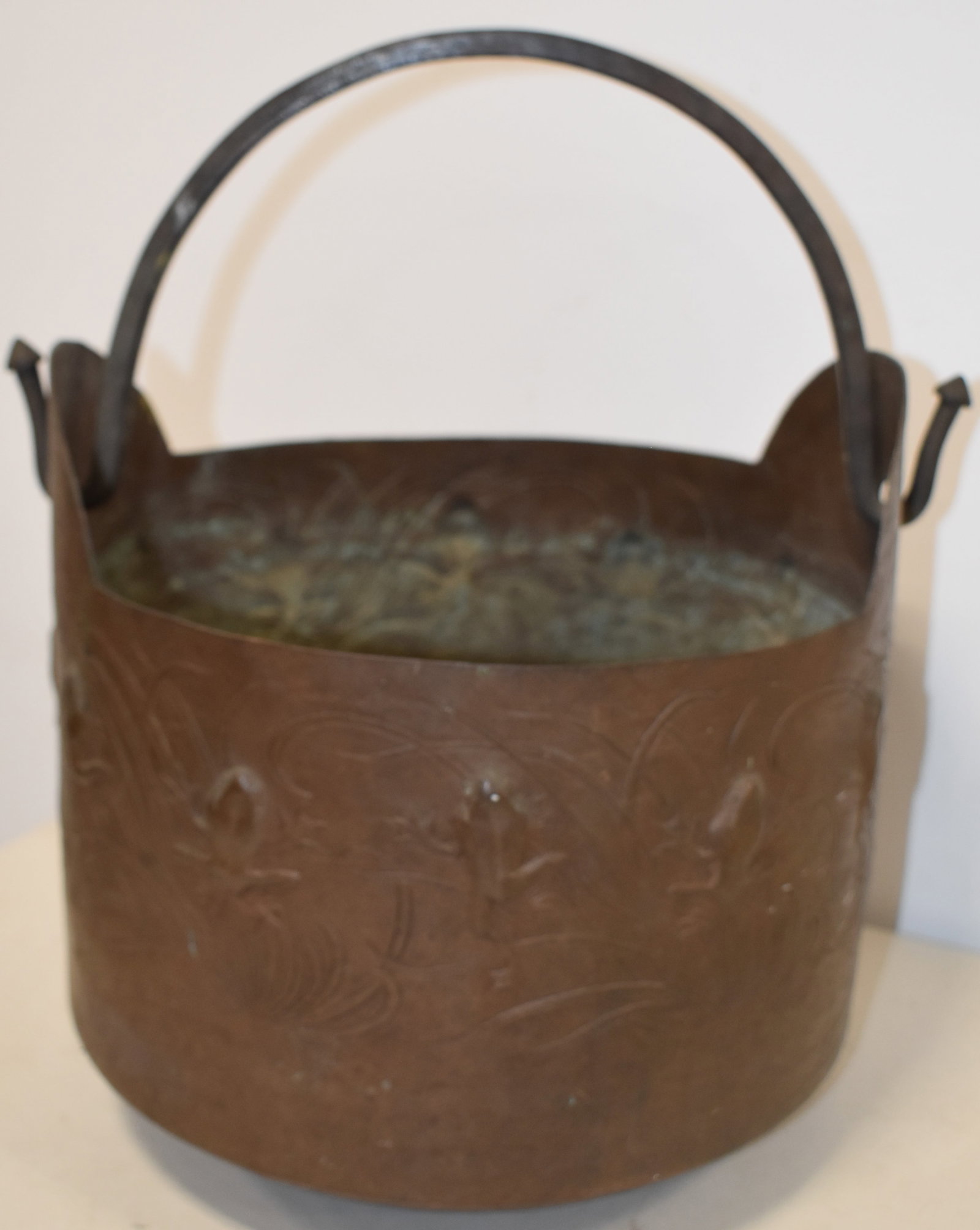 VINTAGE ART NOUVEAU COPPER BUCKET: EARLY 20TH CENT ARY NOUVEAU COPPER BUCKET W/ SEWING HANDLE DECORATED W/ FROGS IN TALL REEDS - BUCKET 10 3/4" T - 15" W/ HANDLE - 12" DIA - WEAR, OXIDATION TO INRIOR, SM. DENTS & IMPERFECTIONS