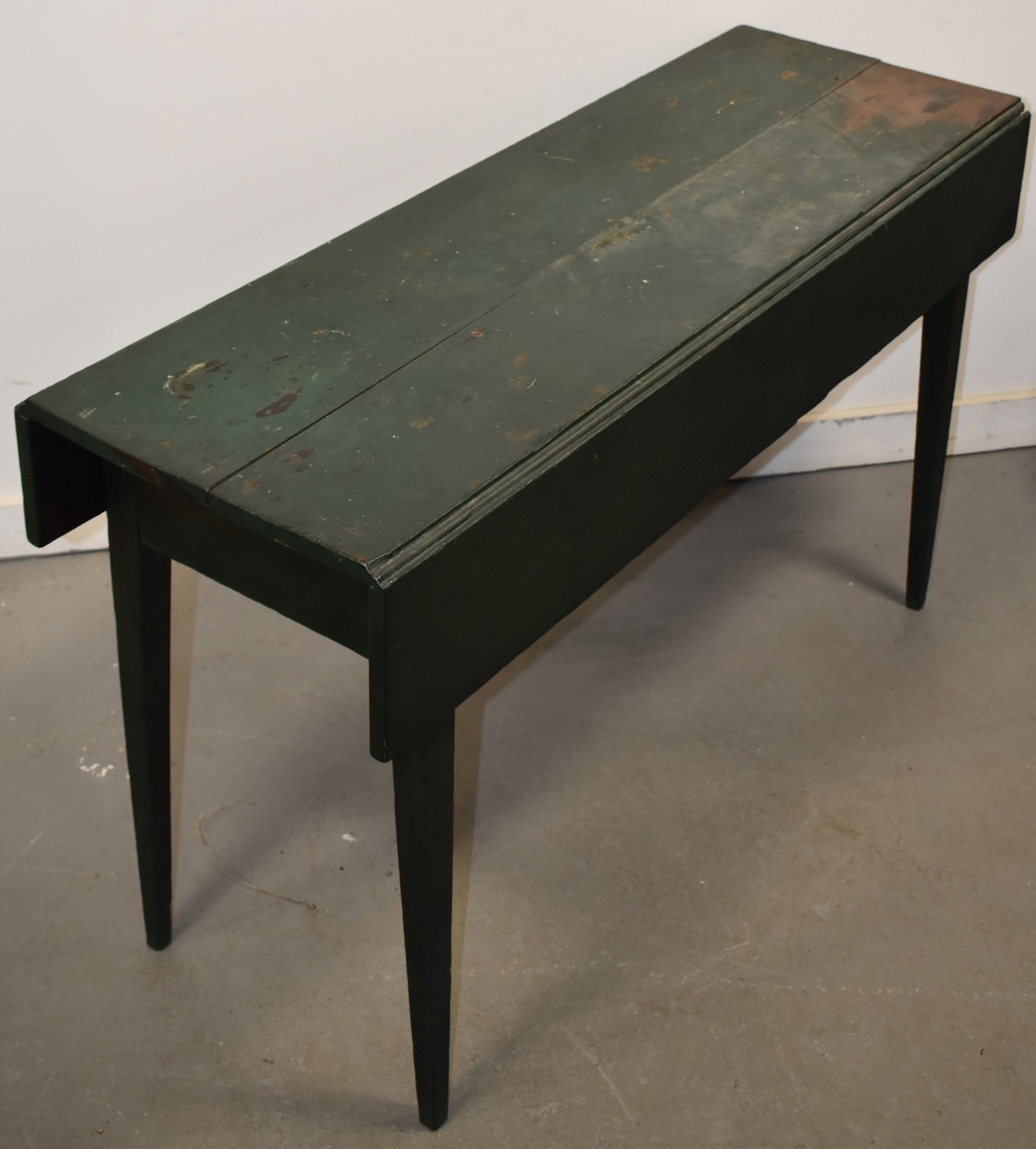N.E. PAINTED COUNTRY HEPPLWHITE DROPLEAF TABLE: 19TH CENT N.E. PAINTED COUNTRY HEPPLWHITE DROPLEAF TABLE IN OLD GREEN PAINT - SHORT LEAVES ON TAPERED LEGS - 2 PC TOP -28 1/2" t x 48" l x 28 3/4" w - LEAVES 6" & 7"- WEAR, LOSSES TO PAINT & IMPERFECT