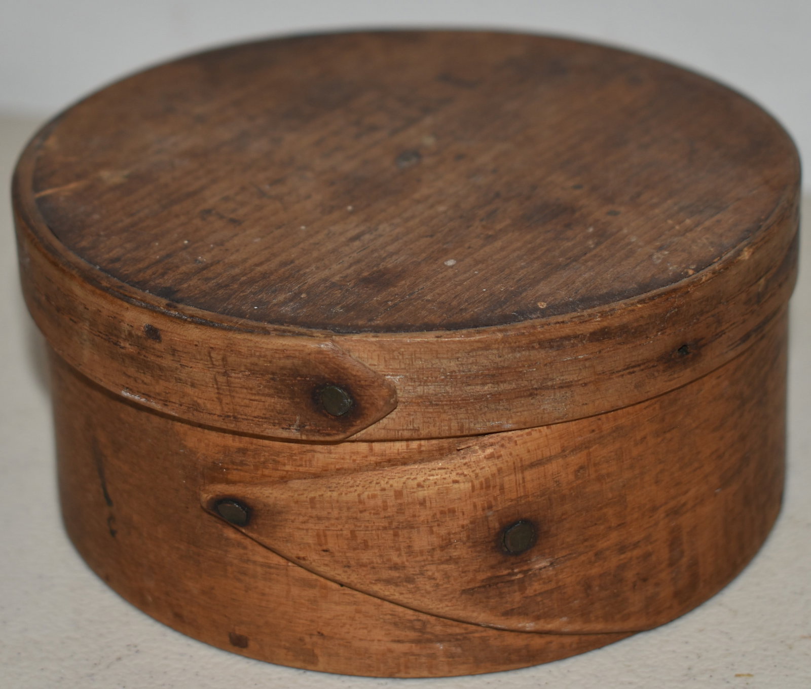 4" ROUND WOODEN FINGER BANDED PANTRY BOX: 19TH CENT ROUND WOODEN 2 FINGER PANTRY BOX W/ NAME STAMPED ON LID - UNCLEAR - I. WHEELER? - SPLIT IN LID RIM, WEAR & IMPERFECTIONS