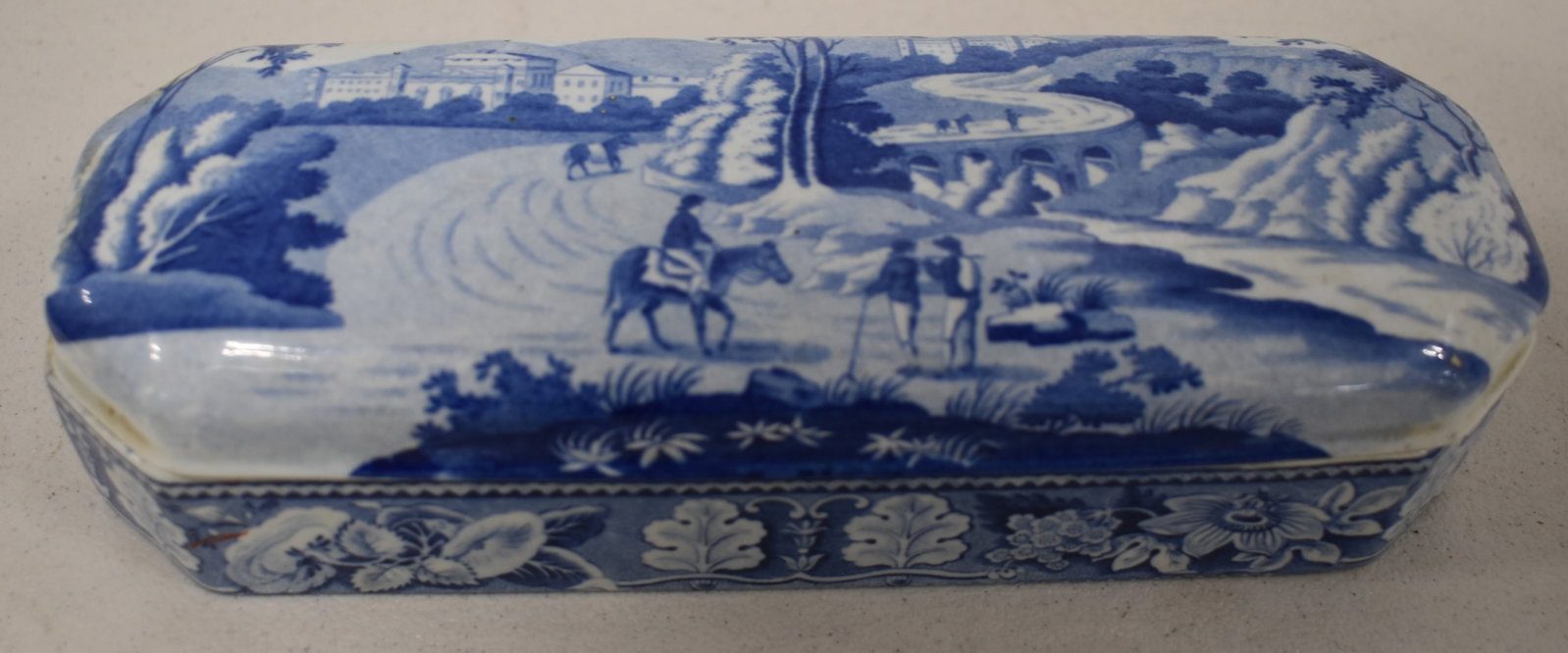 STAFFORDSHIRE BLUE & WHITE RAZOR BOX: 19TH CENT ENGLISH STAFFORDSHIRE BLUE & WHITE RAZOR BOX W/ RURAL SCENE - 8" L X 2 5/8" W X 2" T - WEAR & IMPERFECTIONS