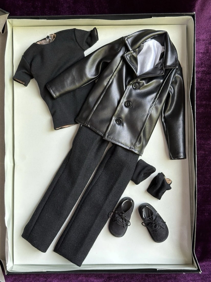 Matt O'Neill Collection Male Tonner Doll Outfit - So Cool NRFB: This incredible set fits Matt body. The shoes fit flat feet. None of the items were removed from the box. The set includes everything that you see on the photos. The items are new. The box shows some