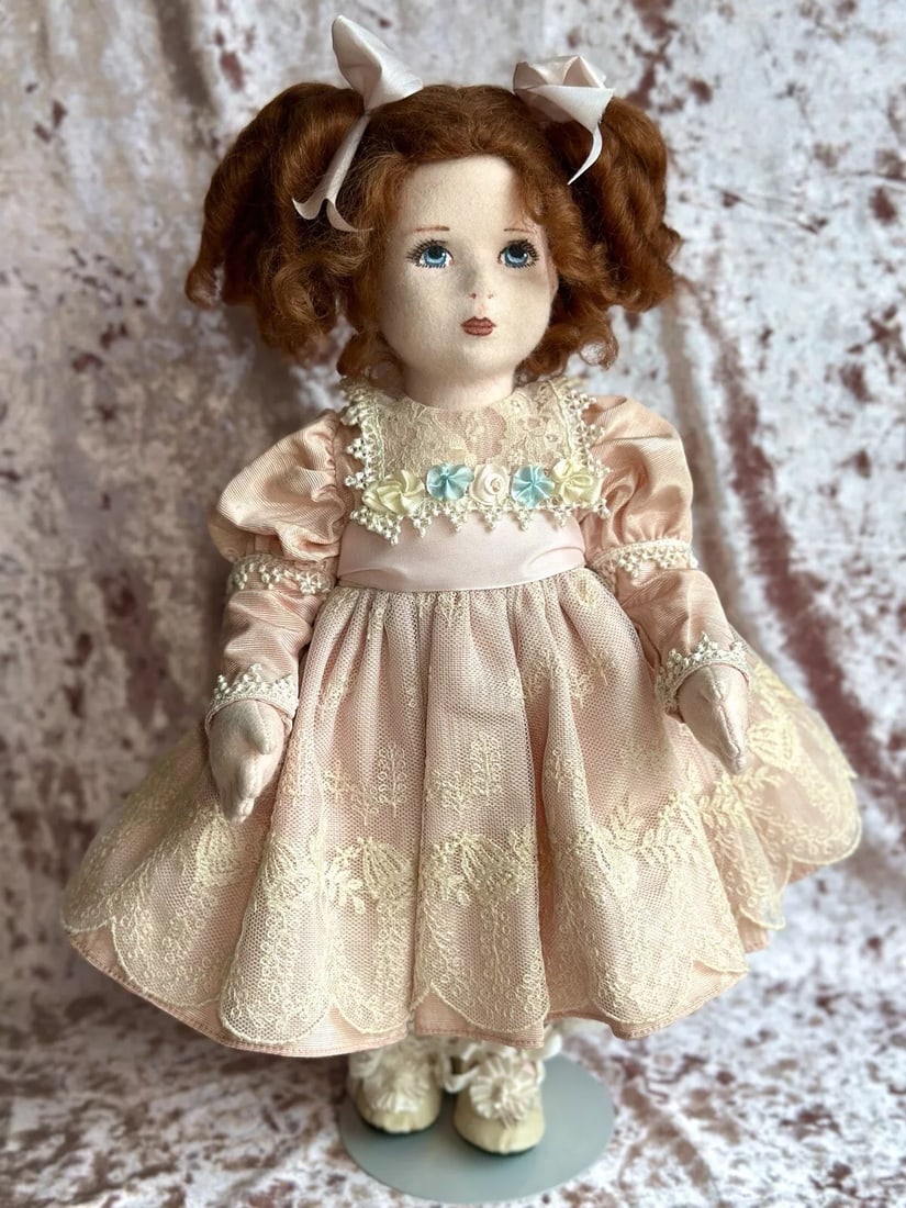 Artist Signed 15.5" Felt Cloth Girl American Beauty Doll By Shirley Peck LE 25: Very pretty doll that is well made. The doll is singed and numbered on the neck. She is made of felt. The head and the limbs are jointed. The doll is articulated and is able to sit. She is tightly stu