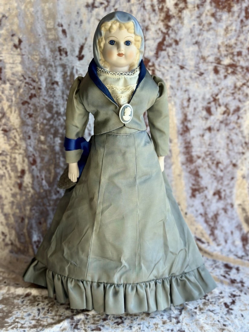 Vintage Emma Clear Queen Louise Blue Scarf Parian Lady Bisque Doll Glass Eyes (1 of 5)