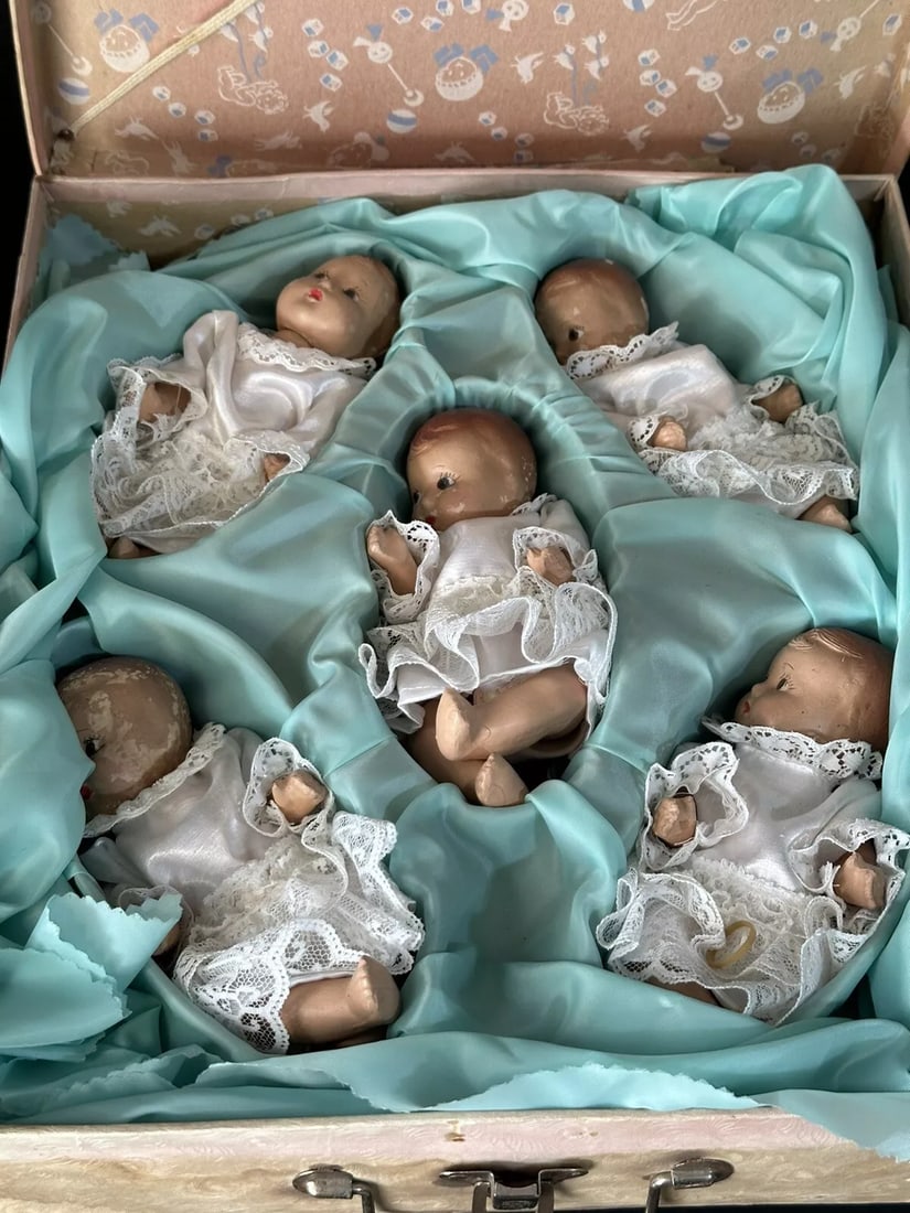 Vintage 1930’s (?) Set Of Dionne Quintuplets Composition Dolls In Original Box (1 of 8)