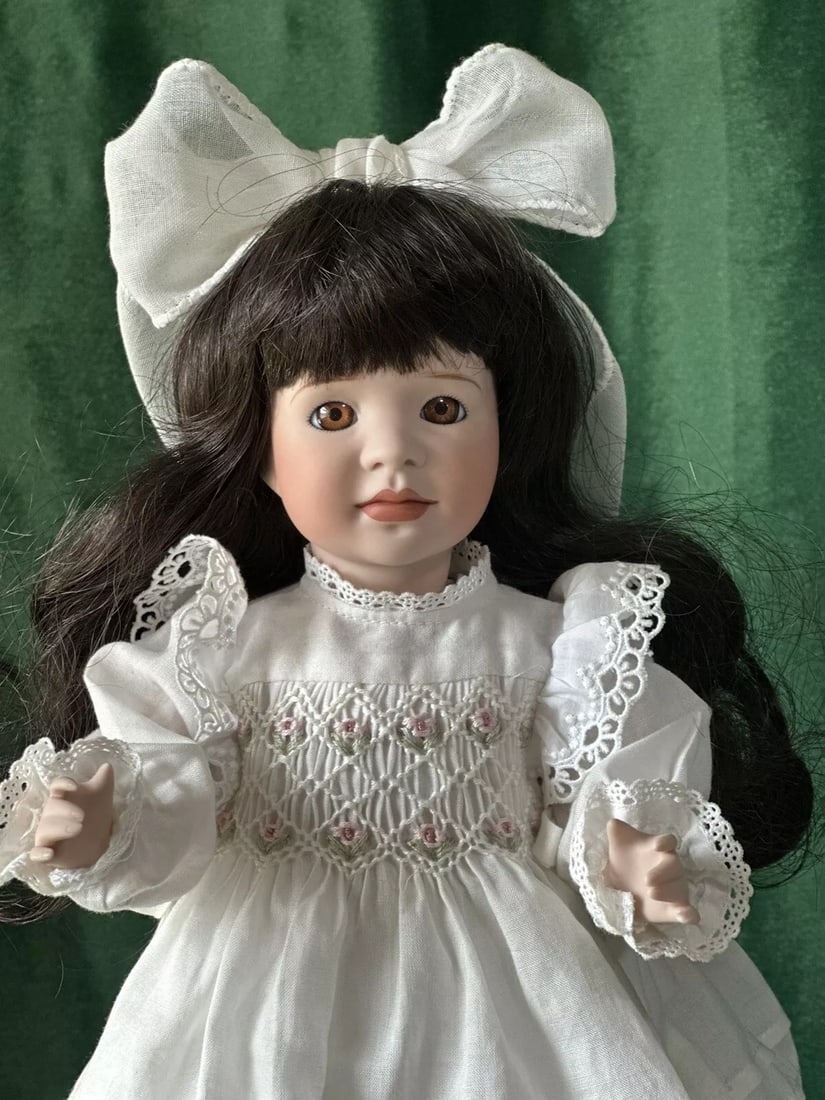 Wendy Lawton “Grave Alice ” 13” Porcelain Doll Box/COA LE 500: Porcelain 13” doll by Wendy Lawton.She is all porcelain.Her name is “Grave Alice” and she is a limited edition of 500 dolls only.Comes with COA and box. Missing her tag.Stand is not incl