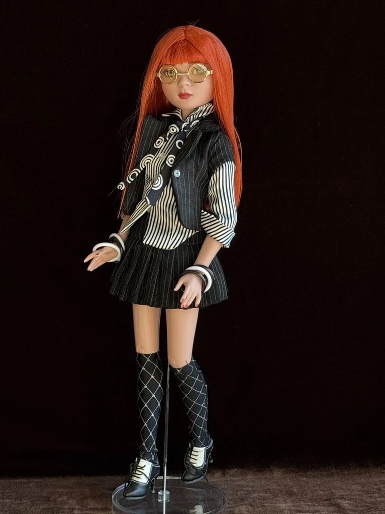Tonner Ellowyne Wilde Wall Street Woes Outfit Wigged Out Fashion Doll: Very beautiful doll in great condition. No wear found. Her wig is removable. The doll is coming with the stand, but has no box or tag. She is also missing the hat that comes with this outfit.Please re