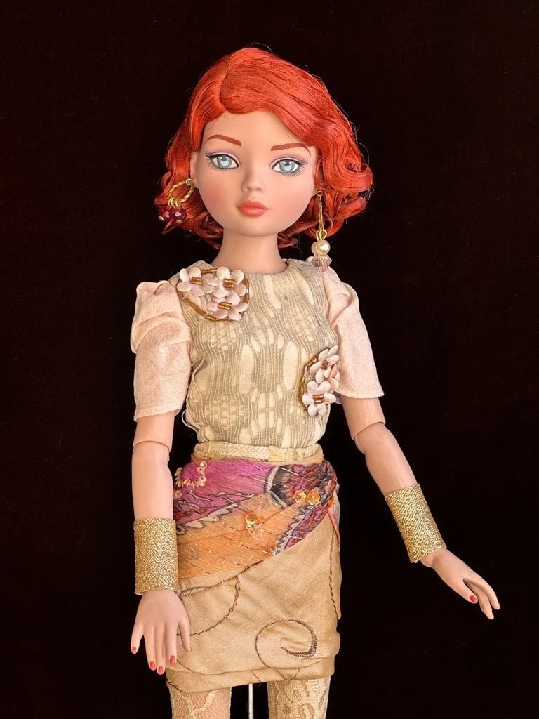Tonner Ellowyne Wilde "Does This Make Me Look Too Happy?" Wigged Doll: Incredibly beautiful doll. She is all original but is missing her bracelets. Other than that, the doll has all her accessories. She is pre-owned, in great condition, and clean.She is coming with the s