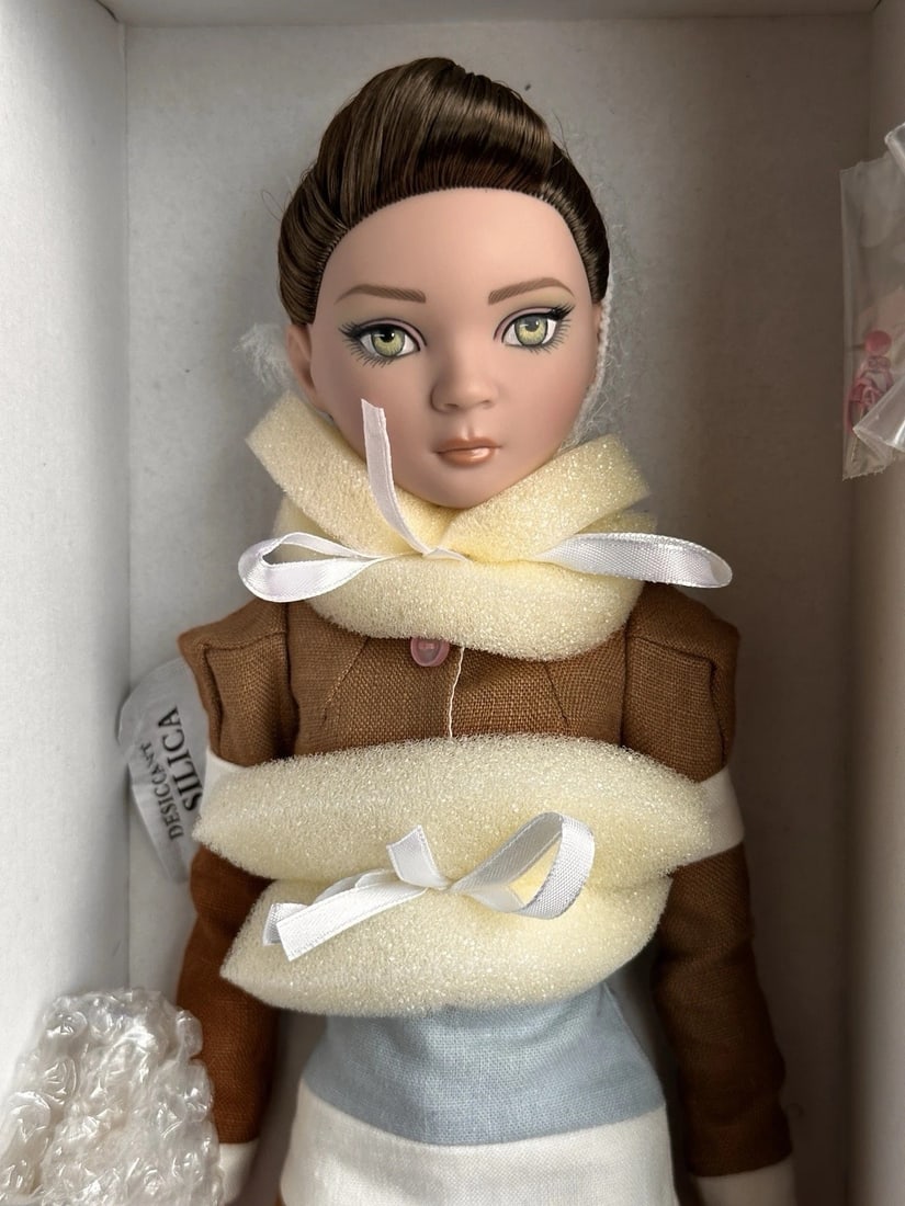 Tonner Ellowyne Wilde Band Together Fashion Doll New in Box: Beautiful all original doll! She is coming with all her accessories, tag, stand and box.The doll is in a very good condition. Looks like was never displayed.Very light wear to the box and packaging.Pl