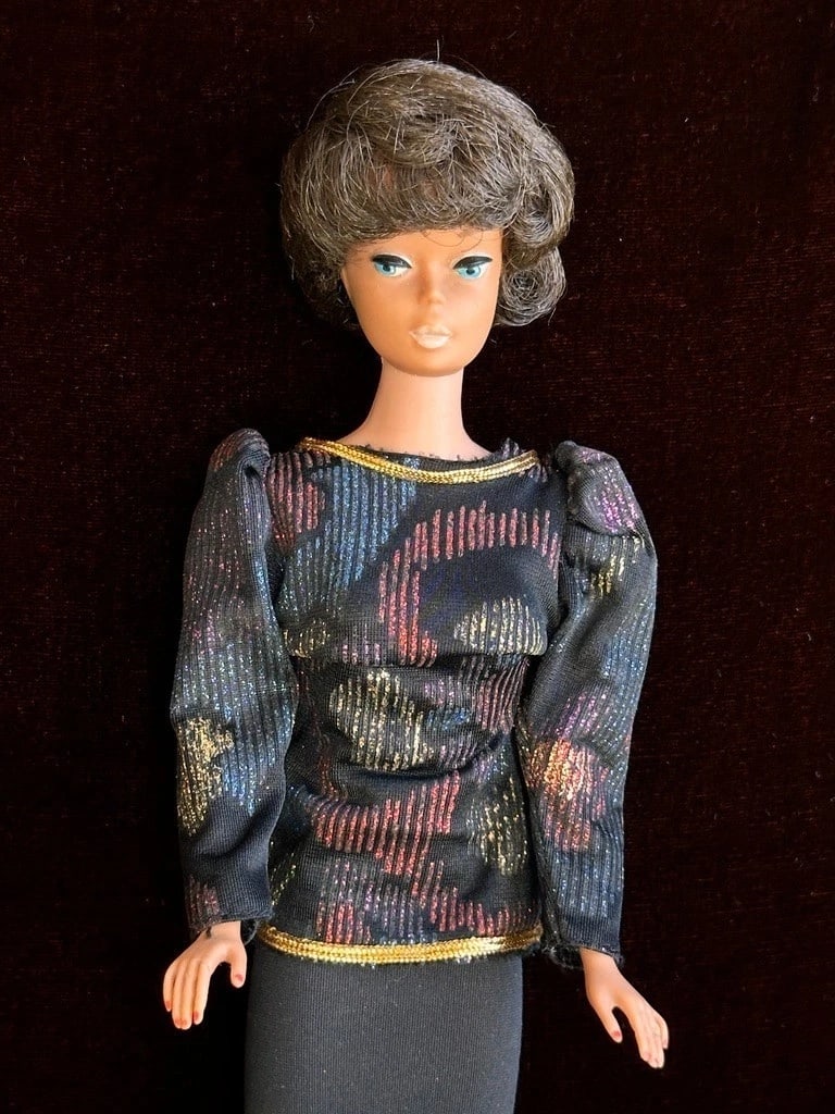 Early Mattel Vintage Bubblecut Midge Body Barbie Doll: Beautiful vintage bubble cut doll head with original face paint. The original lip color has faded with age. There is a faint greenish area near the right ear. The doll has her original hairstyle, the