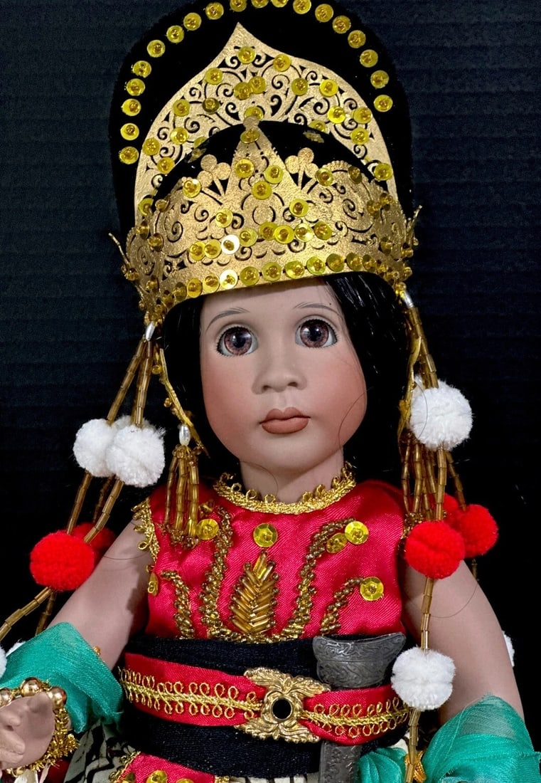 Wendy Lawton "Topeng Klana - Java" 13" Porcelain Doll LE 204/250 Box/Tag/COA: Beautiful porcelain 13" doll by Wendy Lawton - Topeng Klana - Java.Comes with his original box, COA and tag. Stand is included. He is all porcelain. Missing a wax piece that needs to be attached to hi