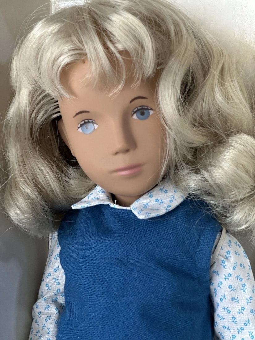 Collectible England Vinyl Sasha Honey Blonde Party 115S Blond Tunic Girl Doll: Beautiful Sasha doll from 1970's. Model 115 S Sasha Blond Tunic.She is all made of hard vinyl material. Movable extremities. Comes with tag/box. Some damage is present to the box.Package dimensions:20