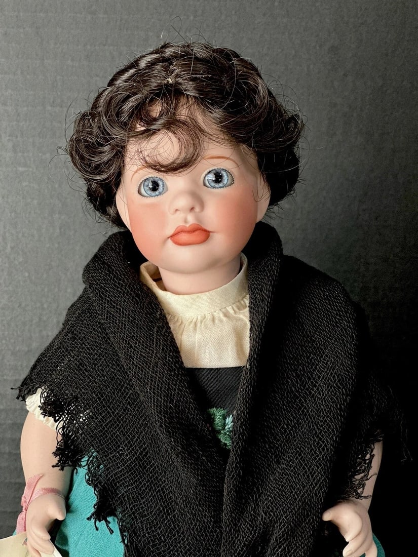 Wendy Lawton "Snow White" 13" Porcelain Doll Box/Tag/COA LE 500: Porcelain 13" doll by Wendy Lawton.She is all porcelain.Her name is Snow White.Limited edition of 500 dolls only!!!Comes with tag, COA and boxPackage dimensions:20"-10"-8"