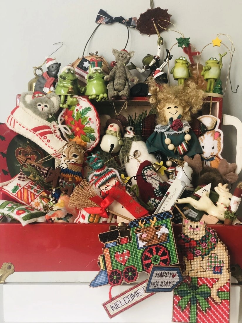 Vintage Christmas 30+ Ornaments Treasure Chest , Santa Claus, Snowman, etc: Vintage Trunk Full of 30+ Christmas treasures ornaments !!!!This treasure chest is for someone who loves ornaments and is ready for Christmas!!!!Trunk size 13"x 6"x 6"Item sizes, materials and items c