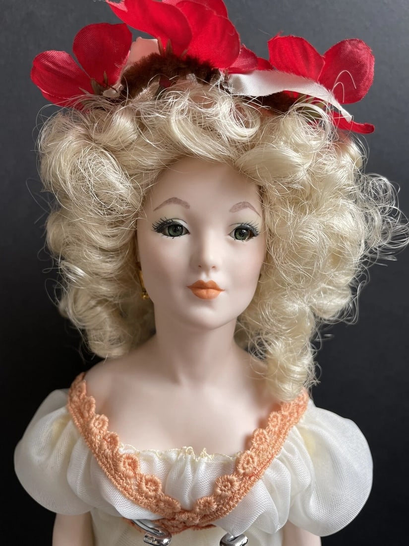 Vintage Artist Doll Blythe by Joseph's Originals Dolls: Wonderful unique well-made doll, approximately 15"-16" tall. She has beautiful glass green eyes. The is partially made of stuff cloth and partially rom porcelain. She is nicely styled and is in very g