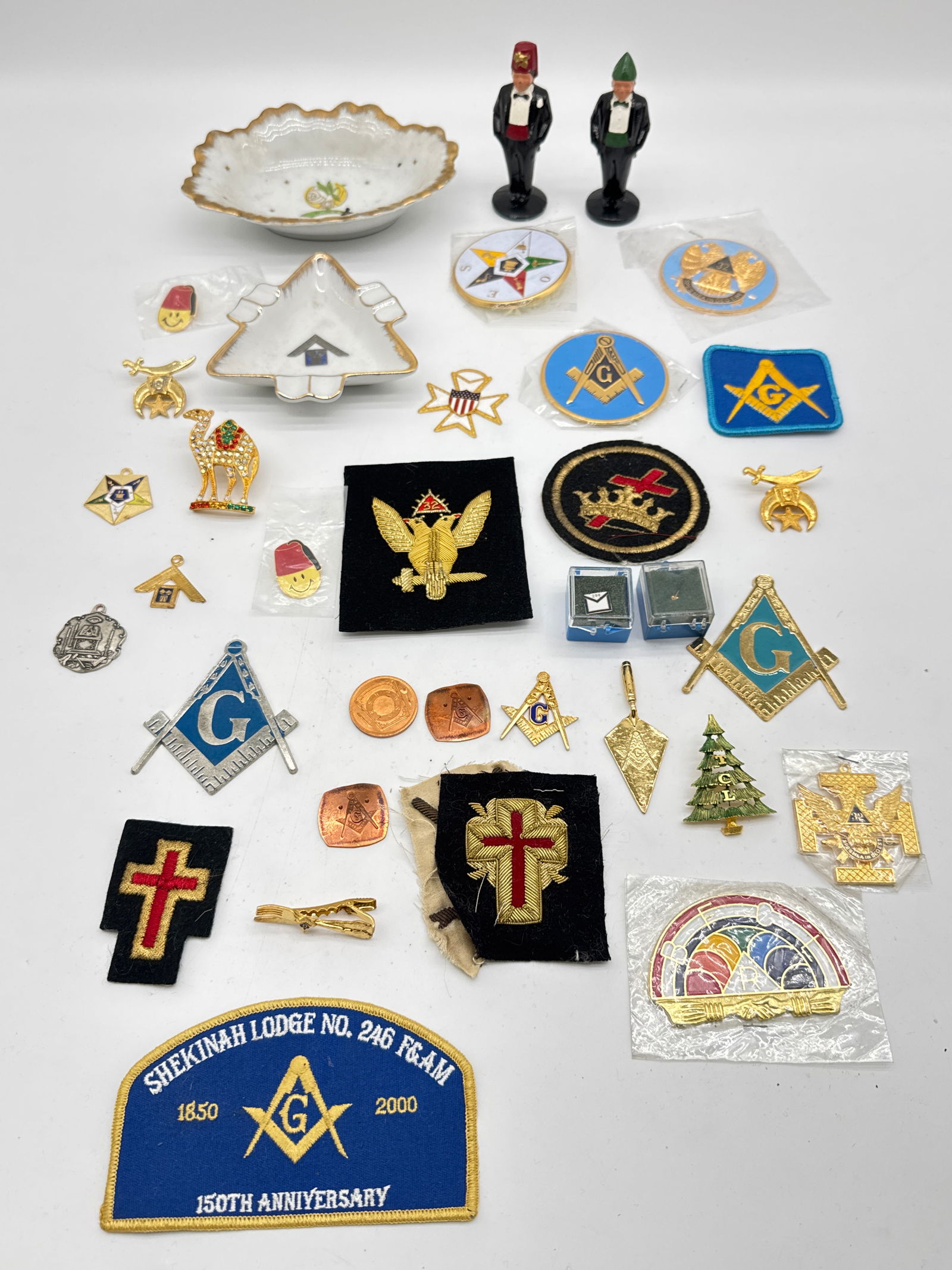 Vintage Masonic & Fraternal Memorabilia – Pins, Badges, Patches, Ashtrays & Figurines(129 white) (1 of 12)