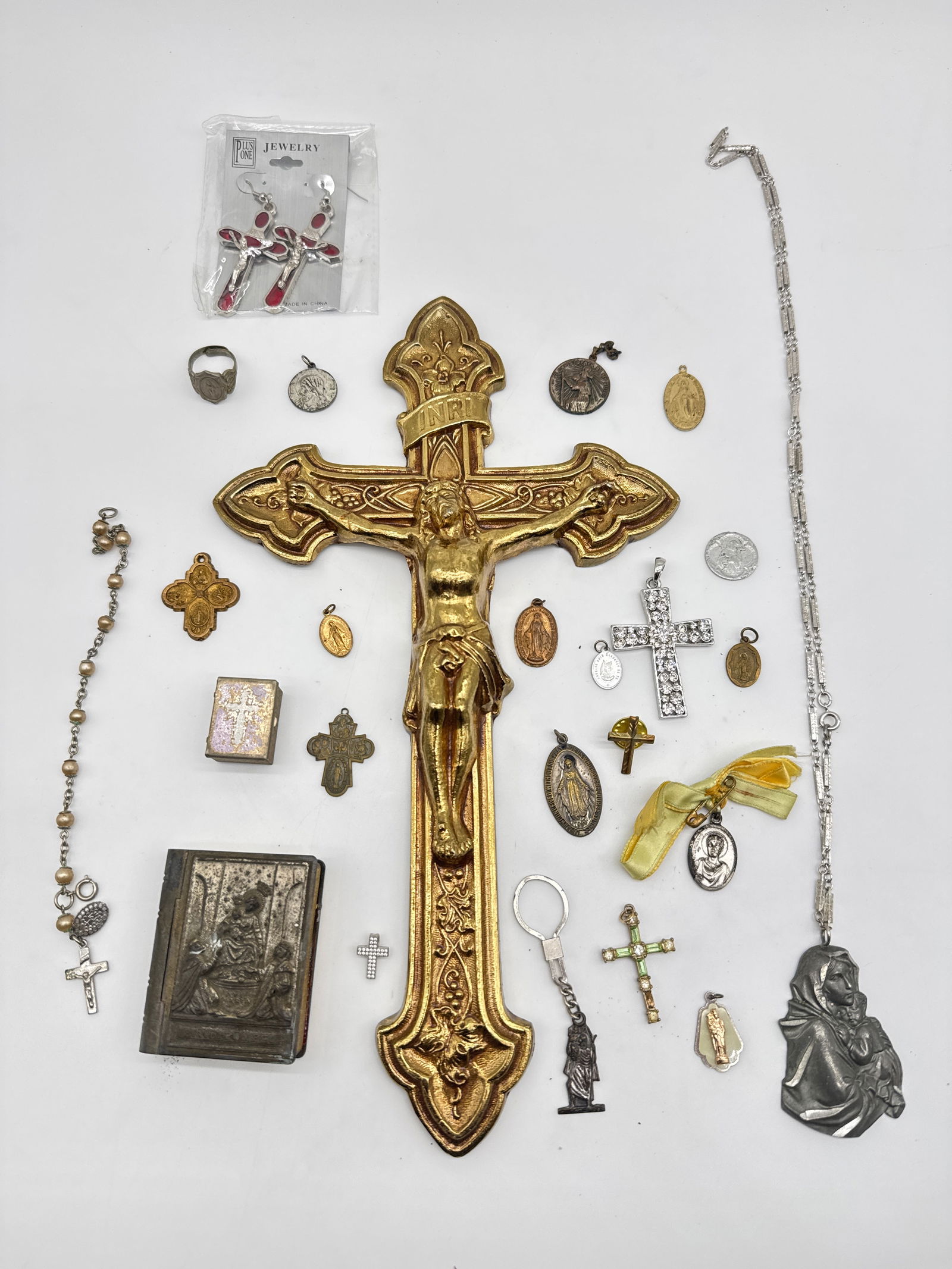 Vintage Catholic Religious Medals, Crosses, and Artifacts Assortment (154 white) (1 of 11)
