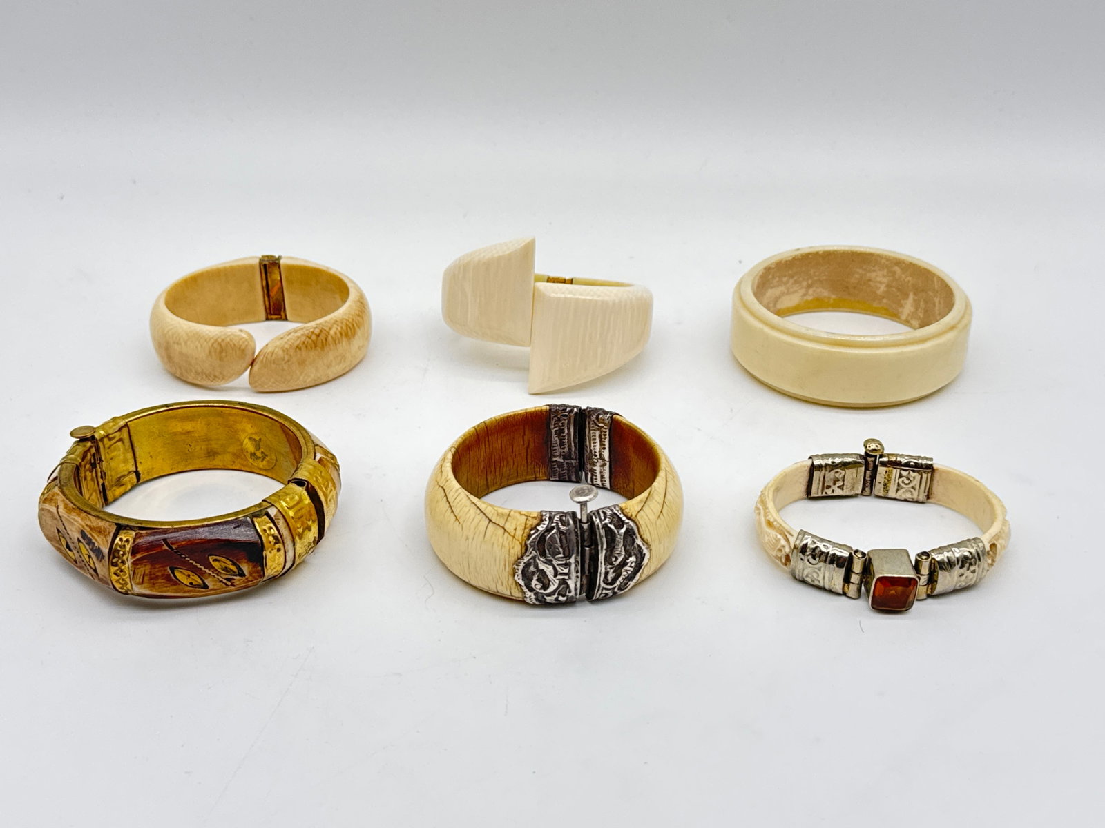 6 Vintage-Style Bangles – Carved, Inlaid & Possibly Resin or Bone, Tribal & Boho Mix 184W Adam: Adorn your wrist with a curated collection of six eclectic bangles blending the earthy elegance of carved designs with the global soul of boho and tribal aesthetics. This mixed lot includes detailed p