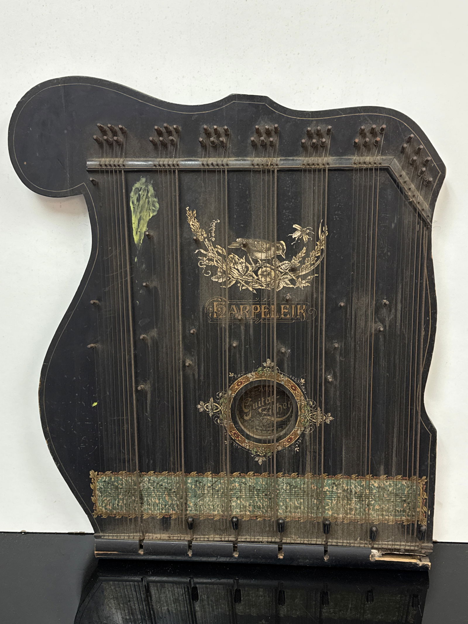 Antique Anglo-American Guitar Zither – “Harpelike” Style, Made in Saxony – Ornate Desig: Antique Anglo-American Guitar Zither – “Harpelike” Style, Made in Saxony – Ornate DesignWith its elegant gilded bird motif and melodic promise, this antique “Harpelike” guitar zith