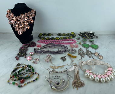Lot of various costume jewelry - Necklaces, bracelets, earrings and accessories Set consisting of: Lot of various costume jewelry - Necklaces, bracelets, earrings and accessories Set consisting of 7 costume necklaces of various styles (colored beads, ethnic pendants, ribbons, cabochons, worked meta