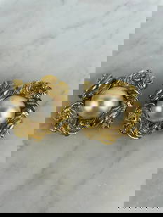 JACKY DE G. PARIS - Pair of fancy baroque pearl clips, circa 1985 Gold-plated metal ear clips with: JACKY DE G. PARIS - Pair of fancy baroque pearl clips, circa 1985 Gold-plated metal ear clips with ornamental rocaille decoration, each centered with a large white resin baroque pearl. Intaglio signat