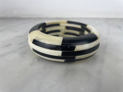 Cuff bracelet attributed to Gerda Lynggaard for Monies - 1980s. Rigid cuff-shaped bracelet,: Cuff bracelet attributed to Gerda Lynggaard for Monies - 1980s. Rigid cuff-shaped bracelet, alternating black and ivory elements with simple, contrasting lines. Made from natural materials, in the spi