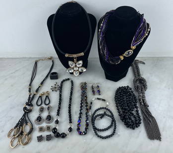Black and gold costume jewelry set - Necklaces, earrings, bracelets, pendant and ring Kookaï: Black and gold costume jewelry set - Necklaces, earrings, bracelets, pendant and ring Kooka&#239; Coordinated set in predominantly black and gold including seven costume necklaces (black pearls, cords