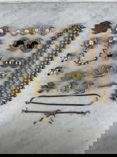 Important set of vintage costume jewelry - 1950s to 1980s Lot including two pearl necklaces (: Important set of vintage costume jewelry - 1950s to 1980s Lot including two pearl necklaces (including a three-strand gold model with white cabochon clasp), a rigid gold bracelet decorated with a styl