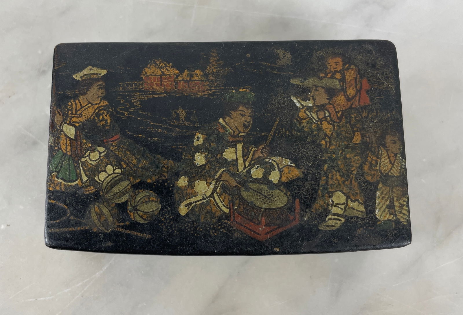 Pill box - Napoleon III. Pill box - Napoleon III - Asian decoration. 8.7 cm x 5.2 cm.: Pill box - Napoleon III. Pill box - Napoleon III - Asian decoration. 8.7 cm x 5.2 cm.