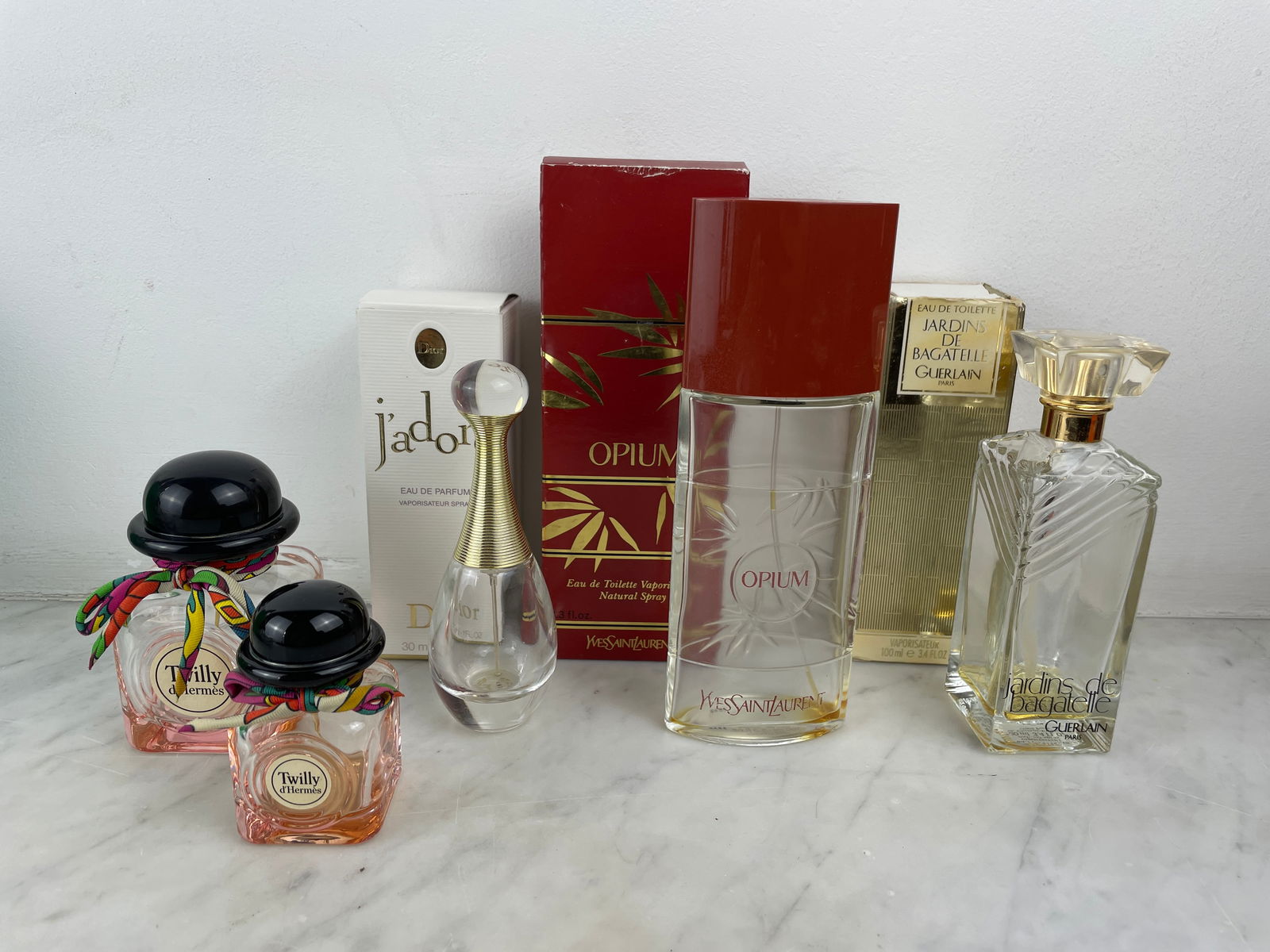 Collection of 5 perfume bottles - YSL, Guerlain, Dior, Hermès Selection of empty or opened bottles: Collection of 5 perfume bottles - YSL, Guerlain, Dior, Hermès Selection of empty or opened bottles from major perfume houses: - Opium by YSL, Eau de Toilette 100 ml (with box), - Jardins de Bagatelle