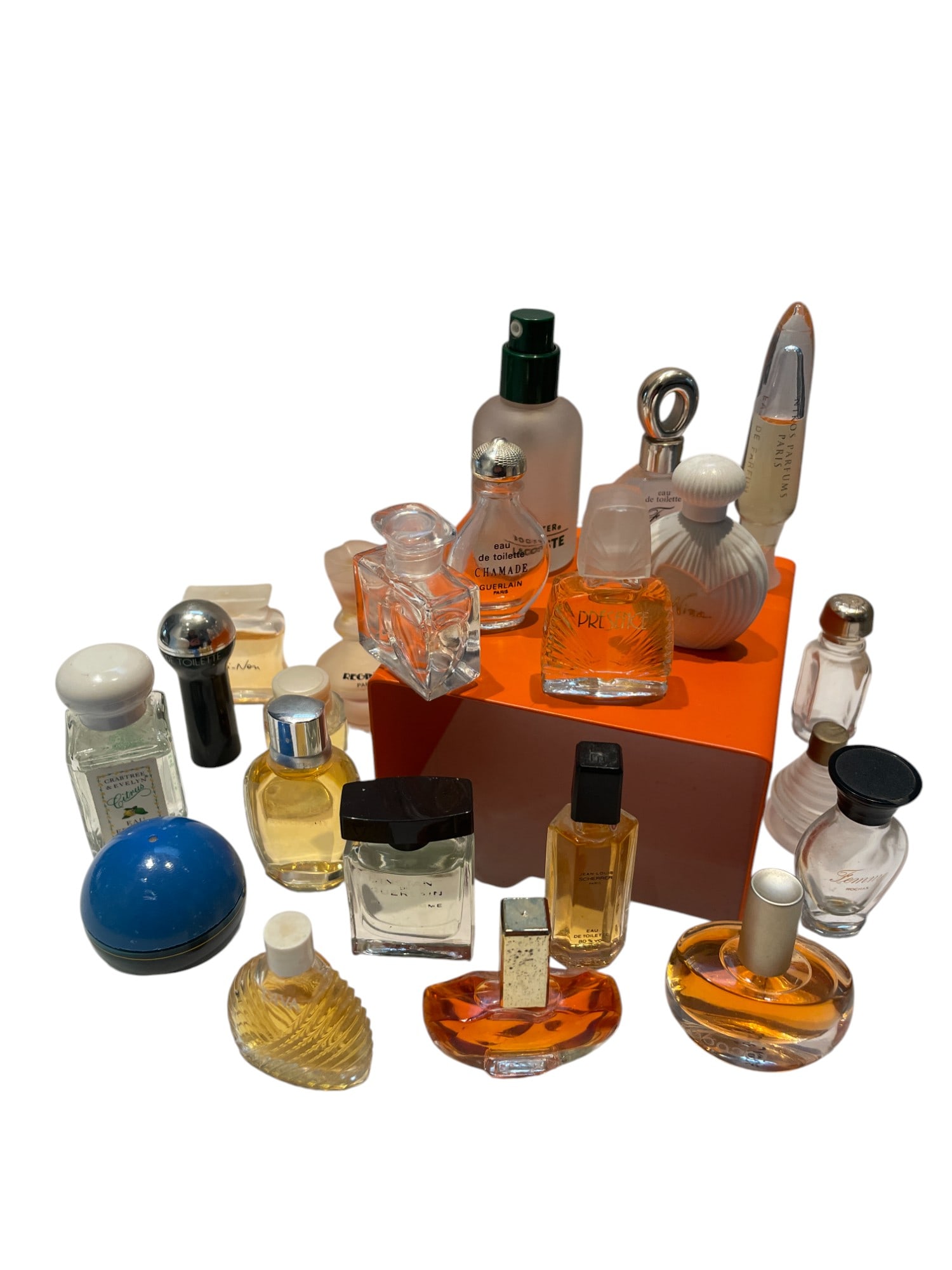 Collection of 22 miniature perfume bottles - Mixed perfumery, 1970s to 2000s Eclectic collection: Collection of 22 miniature perfume bottles - Mixed perfumery, 1970s to 2000s Eclectic collection bringing together iconic houses (Guerlain, Givenchy, Rochas, Van Cleef and Arpels, etc.), renowned desi