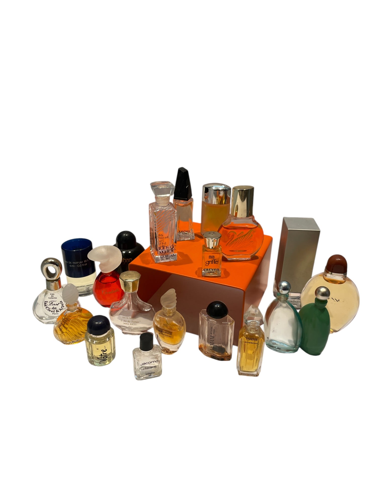 Collection of 20 miniature perfume bottles - 1980s to 2000s Varied selection of women s and men s: Collection of 20 miniature perfume bottles - 1980s to 2000s Varied selection of women s and men s perfumes from major brands (Givenchy, Guerlain, Calvin Klein, Nina Ricci, etc.), iconic creations (Ede
