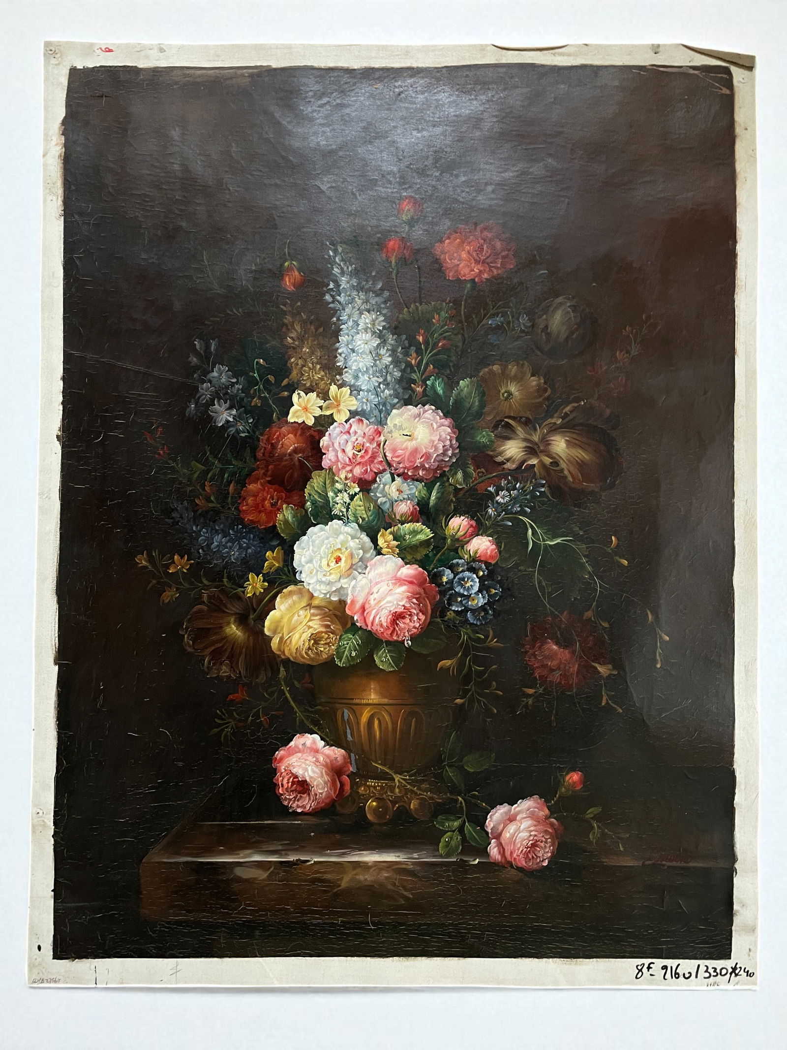 Brooks Peter (20th century) – Bouquet of Flowers in a Vase Oil on canvas depicting a rich bouquet: Brooks Peter (20th century) – Bouquet of Flowers in a Vase Oil on canvas depicting a rich bouquet of multi-colored flowers in a vase placed on a console table, composition against a dark background.