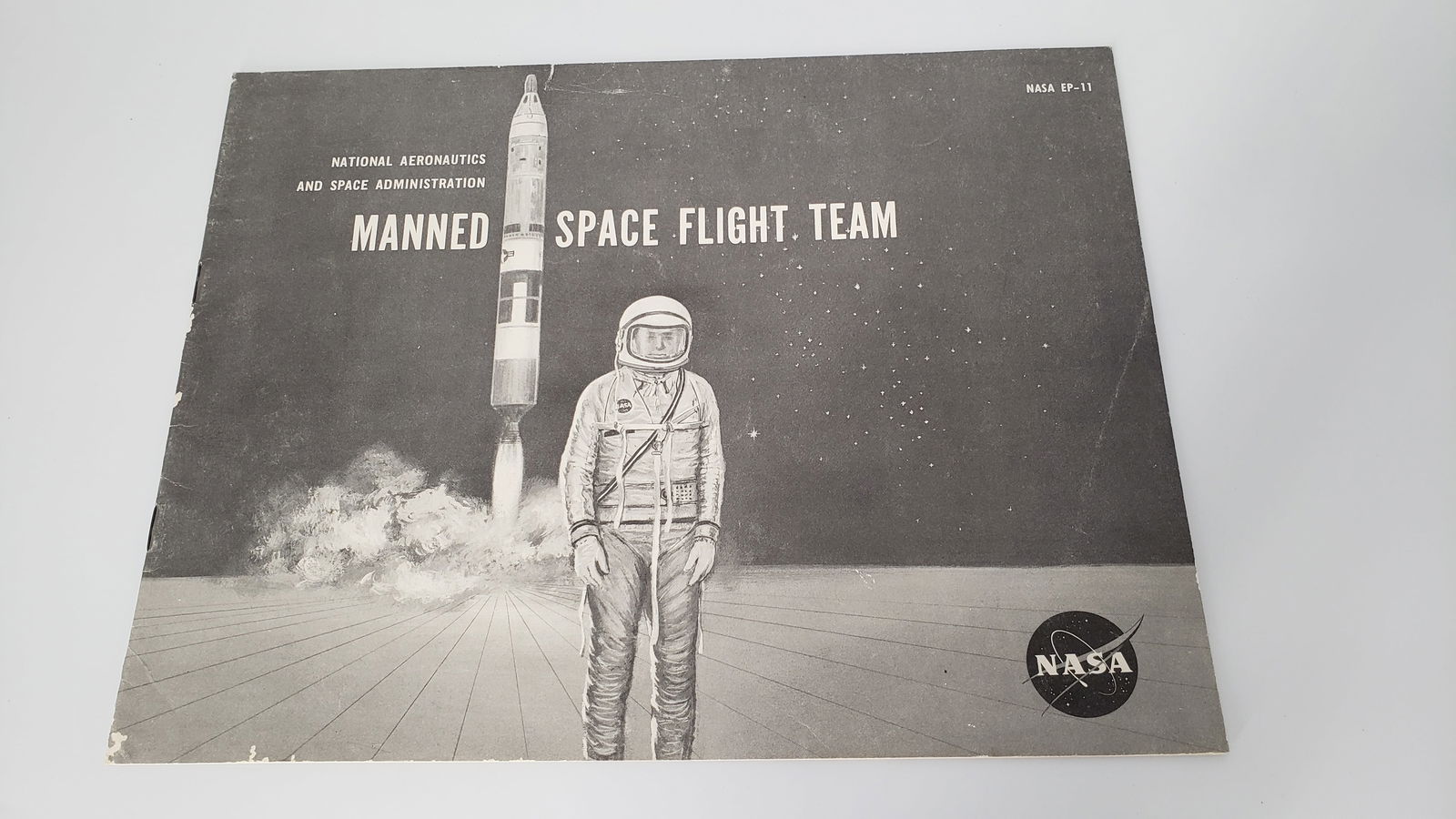   NASA APOLLO MANNED SPACE FLIGHT TEAM BOOKLET  12 PAGES   (1 of 6)