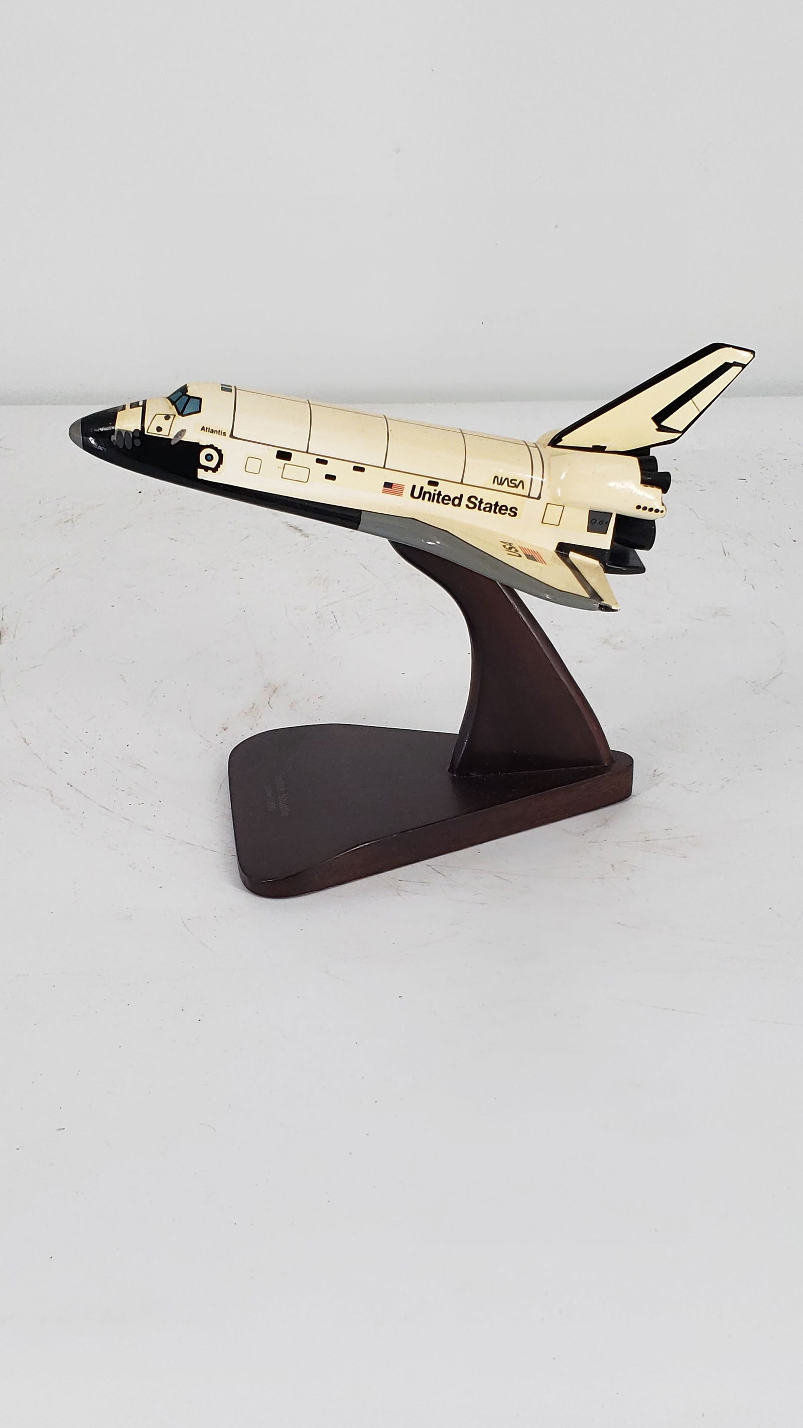 NASA SPACE SHUTTLE MODEL  (1 of 6)