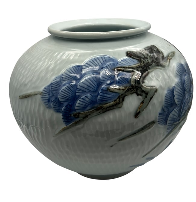 Exquisite Japanese Kutani Ware Porcelain Jar with Hand-Painted Crane and Floral Design: Elevate your collection with this exquisite Japanese Kutani ware porcelain jar, featuring a stunning hand-painted design of cranes and floral motifs. This jar showcases the intricate artistry and vibr