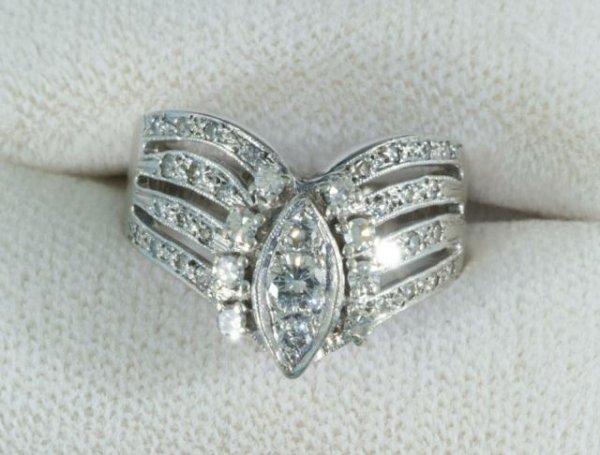 LADIES CHEVRON PATTERN DIAMOND & GOLD RING: LADIES CHEVRON PATTERN DIAMOND & GOLD RING.