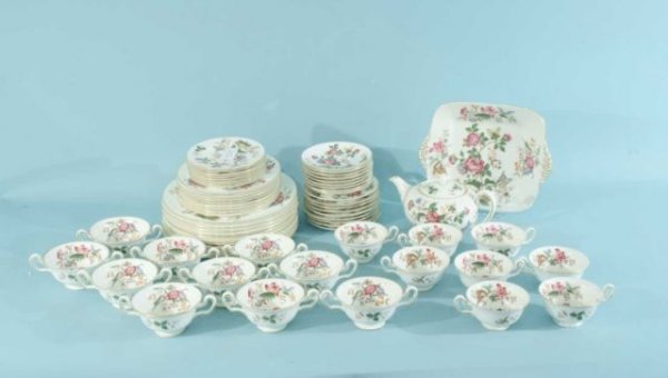 LOT OF SIXTY-THREE PIECES OF CHARNWOOD WEDGWOOD: BOX LOT OF SIXTY-THREE PIECES OF CHARNWOOD WEDGWOOD, ENGLAND BONE CHINA SET. 10 DINNER PLATES, 7 SALAD PLATES, 10 DOUBLE HANDLED SOUPS, 8 CUPS, 9 SAUCERS, 9 UNDERPLATES, 8 BREAD PLATES, TEAPOT, RECTAN