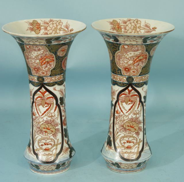 PAIR OF IMARI PORCELAIN VASES, CIRCA 1900: PAIR OF ANTIQUE IMARI PORCELAIN VASES. CIRCA 1900. Height: 15 1/2 in. by Width: 8 1/2 in. by Depth: 8 1/2 in.