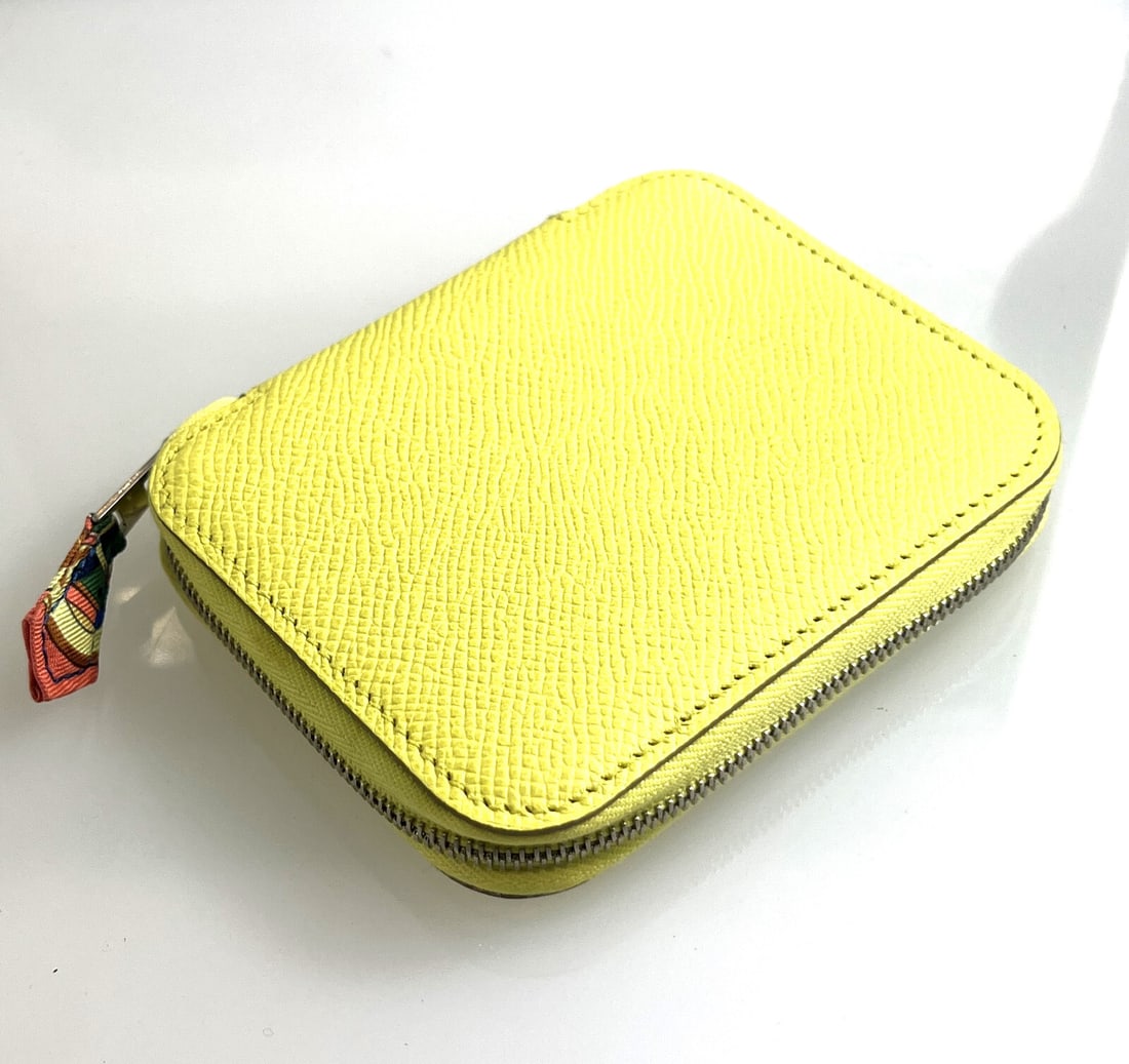 Hermes Silk'in Cash holder Epsom yellow: Hermes Silk'in Cash holder Epsom yellowCash Holder in yellow color and calfskin leather with "Wild" printed silk lining, palladium-plated zip closure and pull-tab in silk.Measures 3.1" long x 3.1" hig