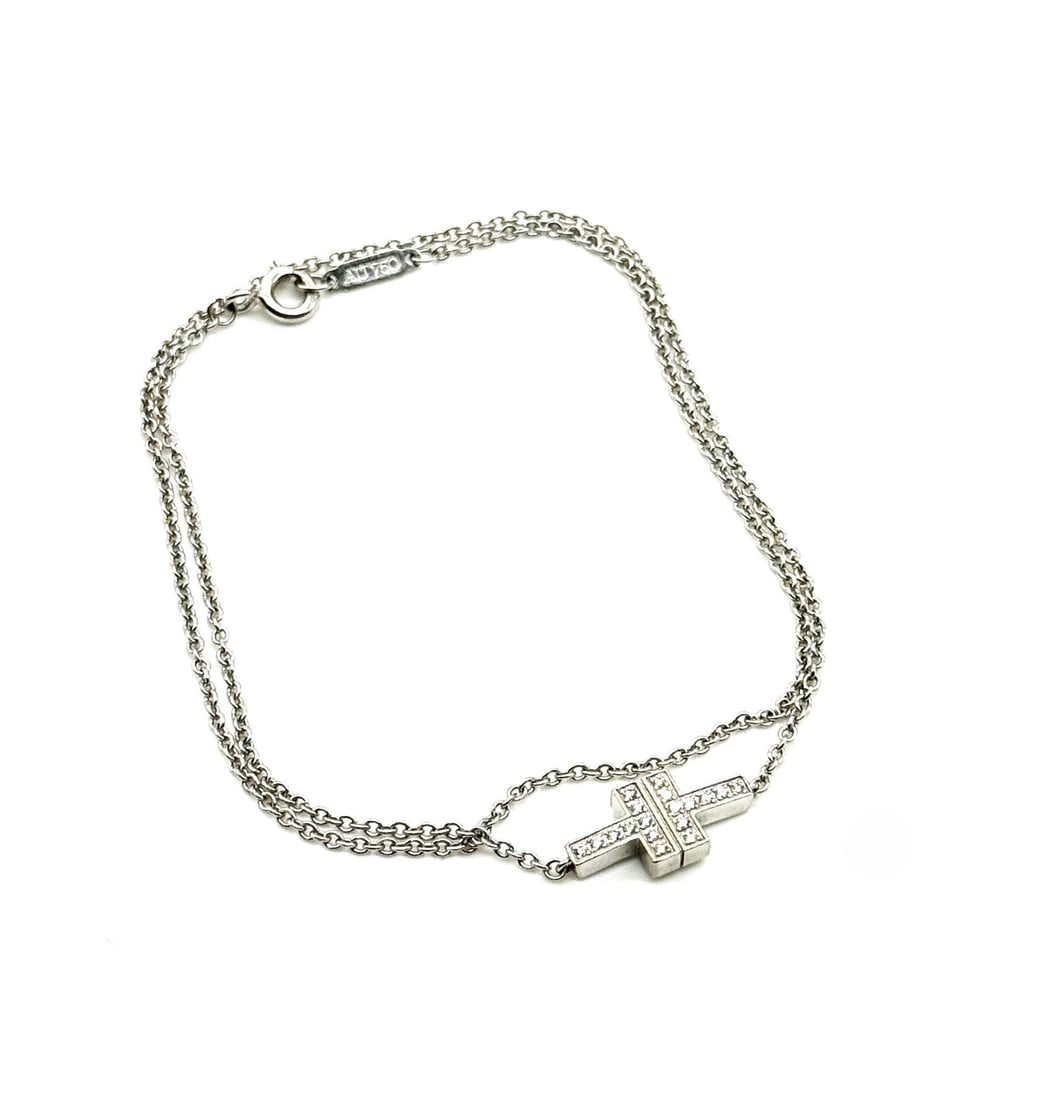 Tiffany T Diamond Double Chain Bracelet in White Gold 18k: Tiffany T Diamond Double Chain Bracelet in White Gold 18k Tiffany T is an expression of love’s endless potential. Inspired by an archival bracelet from 1975, T is an homage to the House’s iconic m