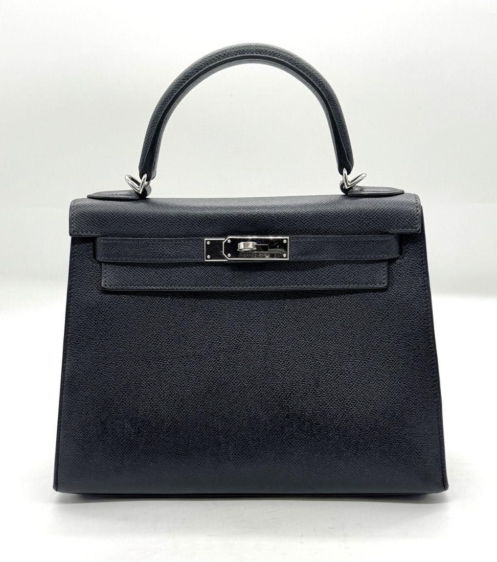 Hermes Kelly sellier 28 Black Epsom Palladium Hardware: Hermes Kelly sellier 28 Black Epsom Palladium HardwareThis is an authentic HERMES Kelly sellier Epsom 28 in Black. This Hermes classic handbag is crafted of stamped Epsom calfskin leather in black. It