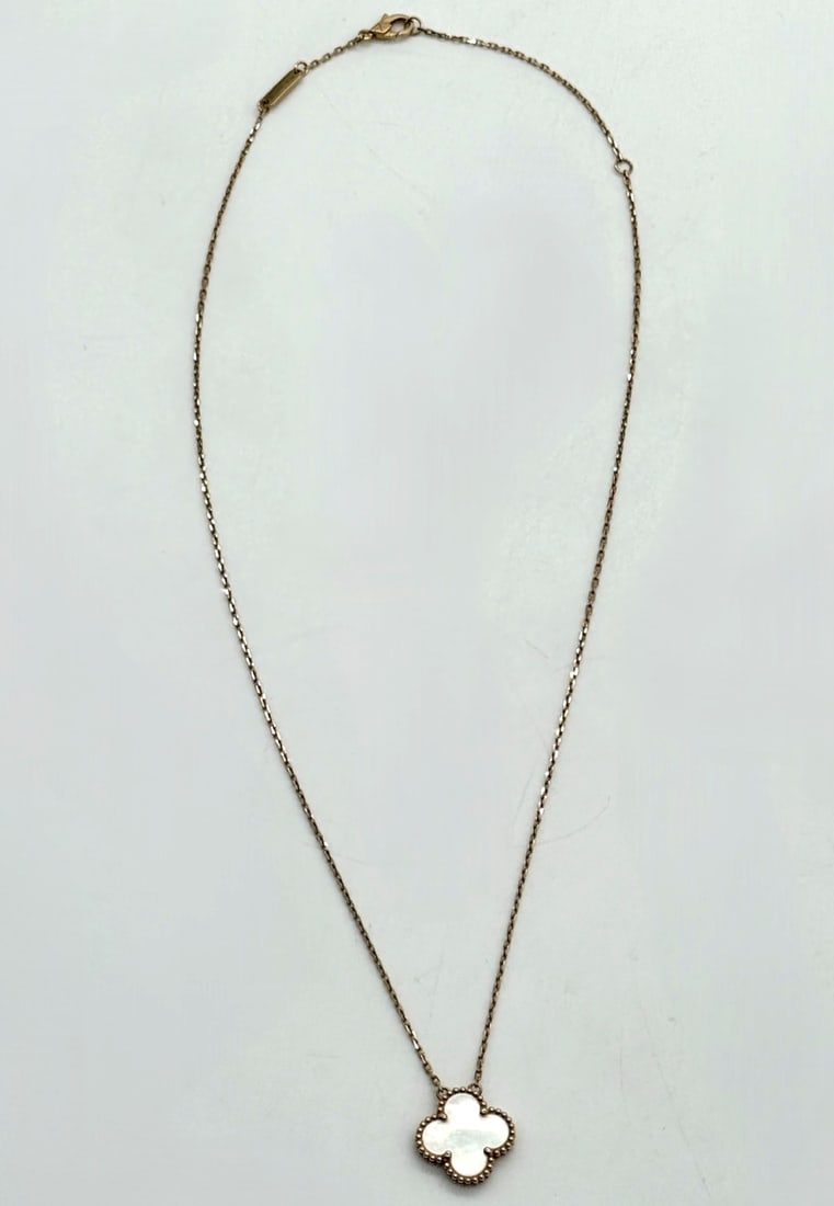 VAN CLEEF & ARPELS Magic Alhambra Mother-of-Pearl 18k Rose Gold: VAN CLEEF & ARPELS Magic Alhambra Mother-of-Pearl 18k Rose GoldThe Van Cleef & Arpels Magic Alhambra Mother-of-Pearl 18k Rose Gold pendant features a clover shape design with a pink mother of pearl/ab