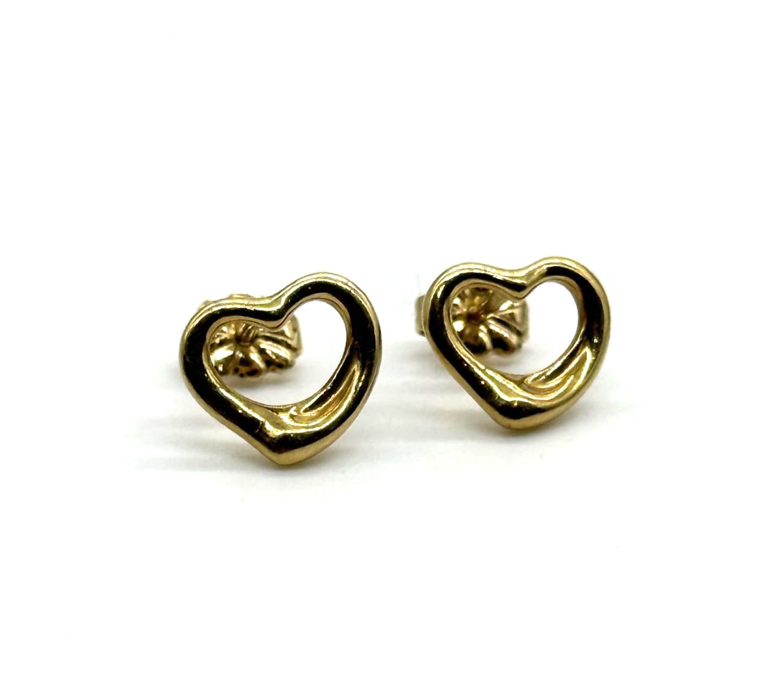 Tiffany&Co Elsa Peretti Open Heart Earrings 18kt Yellow Gold: The Tiffany & Co. Elsa Peretti Open Heart Earrings in 18kt Yellow Gold are a timeless and elegant piece of fine jewelry. The iconic heart shape design by Elsa Peretti features a pure yellow gold metal