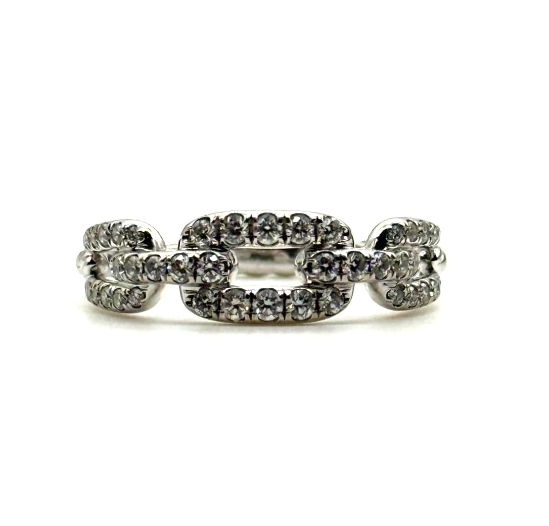 David Yurman Stax Chain Link Ring 18K White Gold with Diamonds, 7mm: The David Yurman Stax Chain Link Ring in 18K White Gold with Diamonds is a luxurious and stylish piece of fine jewelry. With a chic chain link design and sparkling white diamonds, this ring is perfect