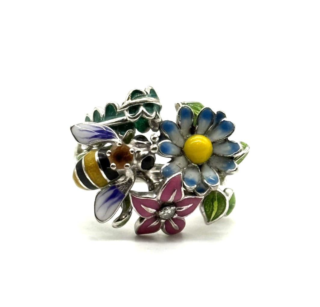 Christian Dior "Diorette" 18Kt White Gold Ring: The Christian Dior "Diorette" 18Kt White Gold Ring is a luxurious piece of fine jewelry featuring a round white/colorless diamond set in 18K white gold. The elegant design, perfect for a ring size 6,