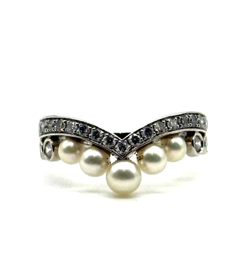 Chaumet Josephine Aigrette pave diamond ring in 18kt white gold: The Chaumet Joséphine Aigrette pavé diamond ring in 18kt white gold is a luxurious and elegant piece of fine jewelry. Featuring a stunning pearl as the main stone and adorned with sparkling white di