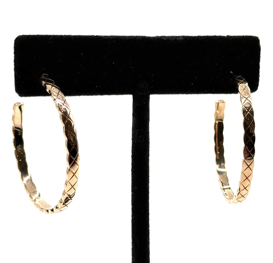 Chanel Coco Crush Hoops Earrings 18kt Rose Gold: The Chanel Coco Crush Hoops Earrings in 18kt Rose Gold are a luxurious and stylish accessory perfect for adding a touch of elegance to any outfit. Featuring the iconic Chanel brand, these hoop earring