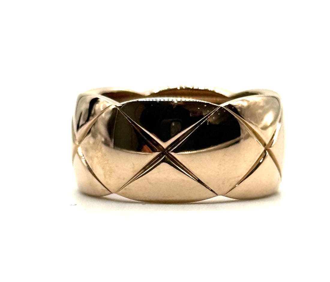 Chanel Large Coco Crush 18kt Rose Gold Ring: The Large Chanel Coco Crush 18kt Rose Gold Ring is a luxurious and elegant piece of fine jewelry. Crafted with 18k rose gold, this ring features a beautiful pink color that adds a touch of sophisticat